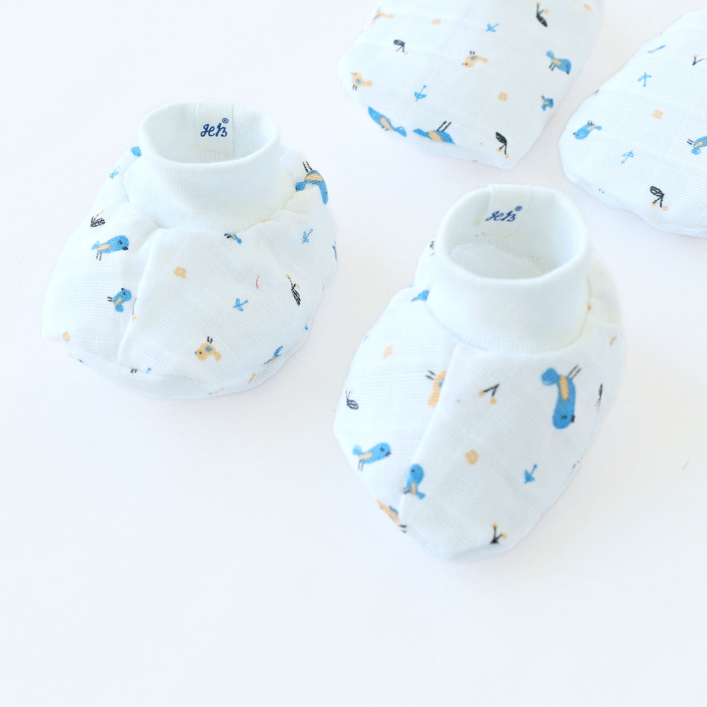 Baby Cap, Mittens and booties Set - Pretty Little Birds  (0 - 4 months)