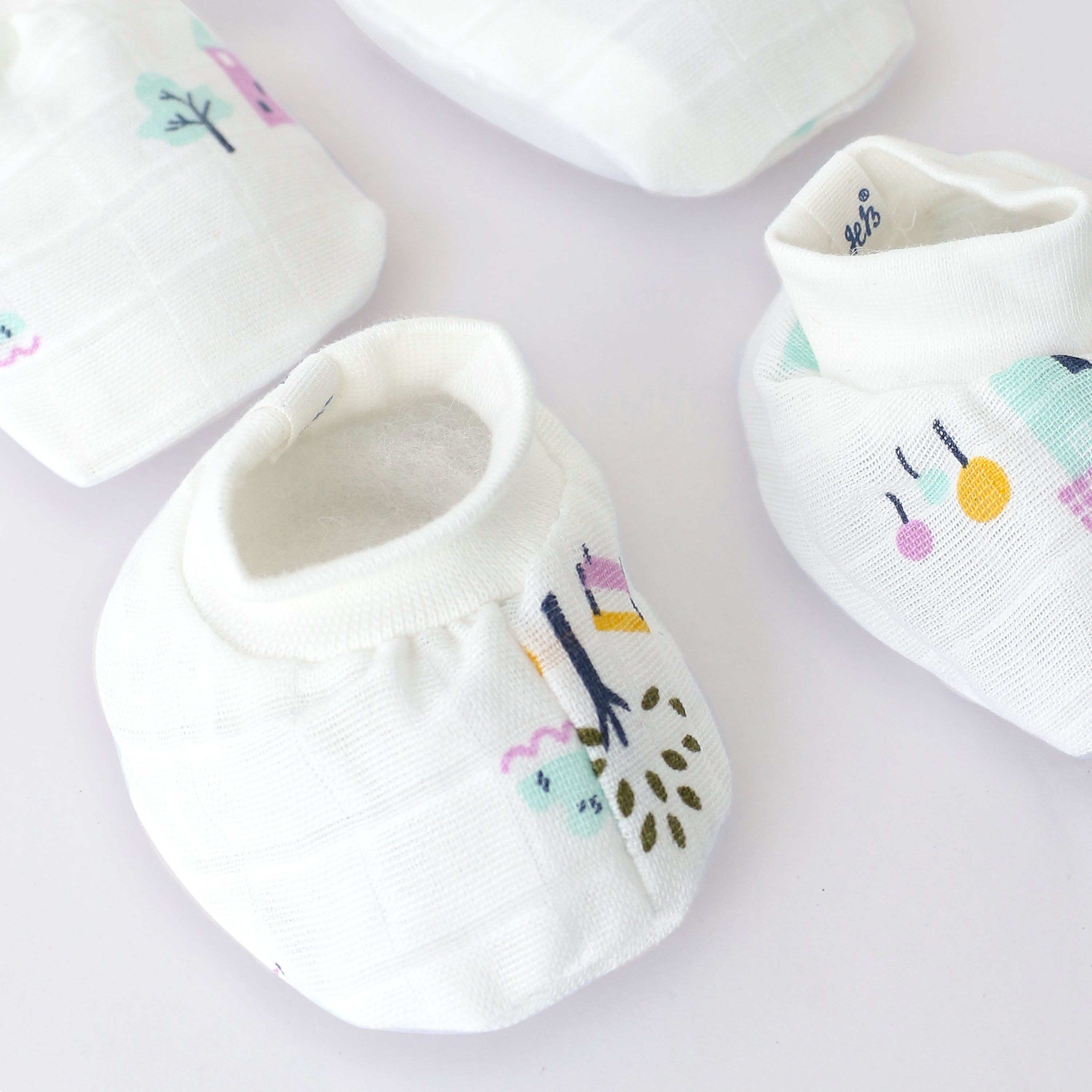 Baby Cap, Mittens and booties Set - Farmyard Tales  (0 - 3 months)