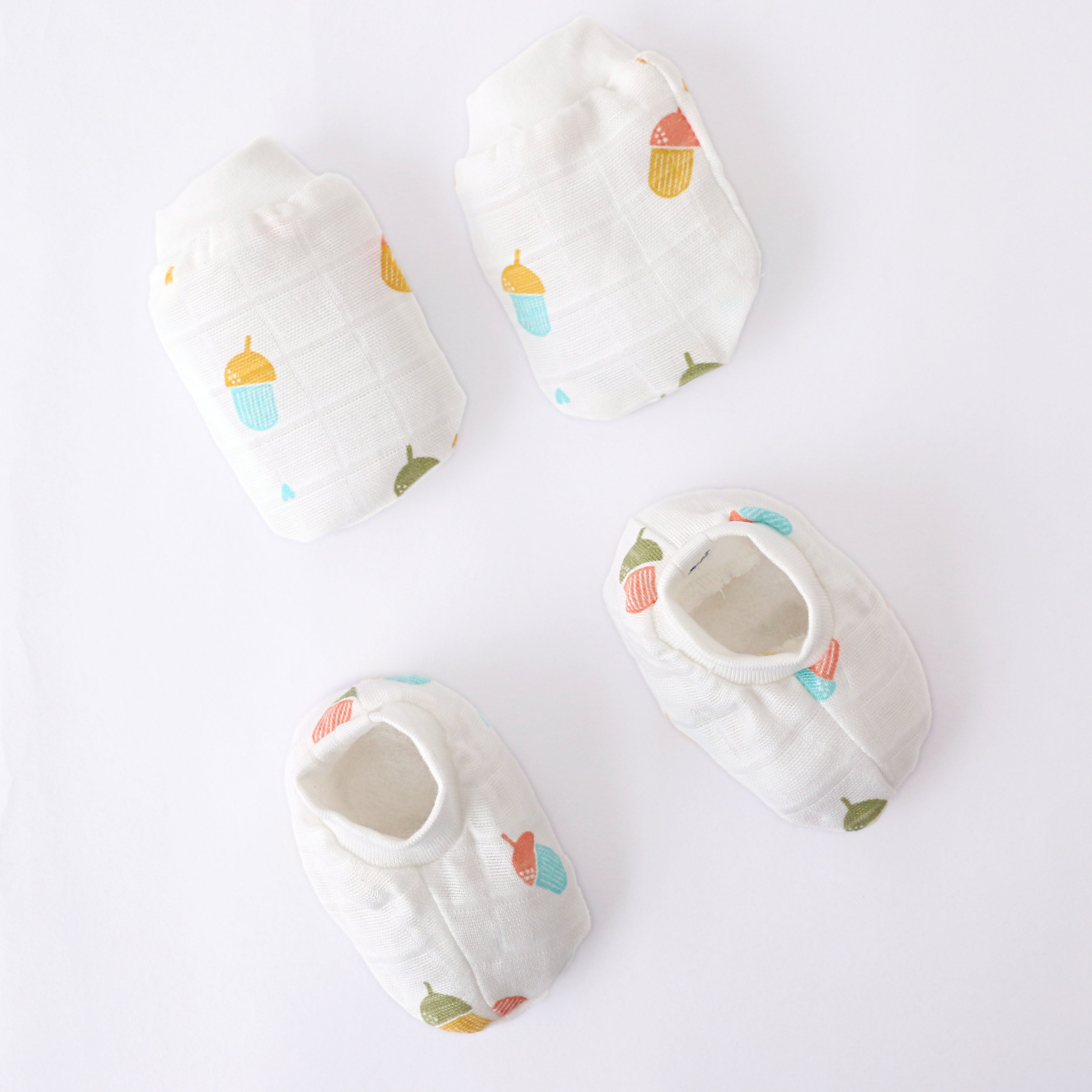 Baby Mittens and Booties 3 Pack Set ( 0 - 4 months ) 100% Cotton Rainbow Snowy Combo